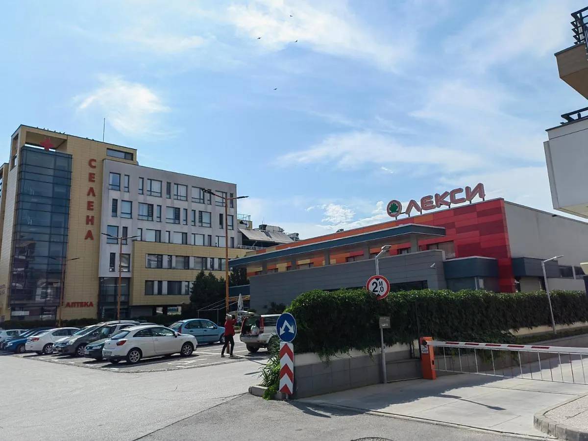 Двустаен Апартамент В Смирненски. До Селената